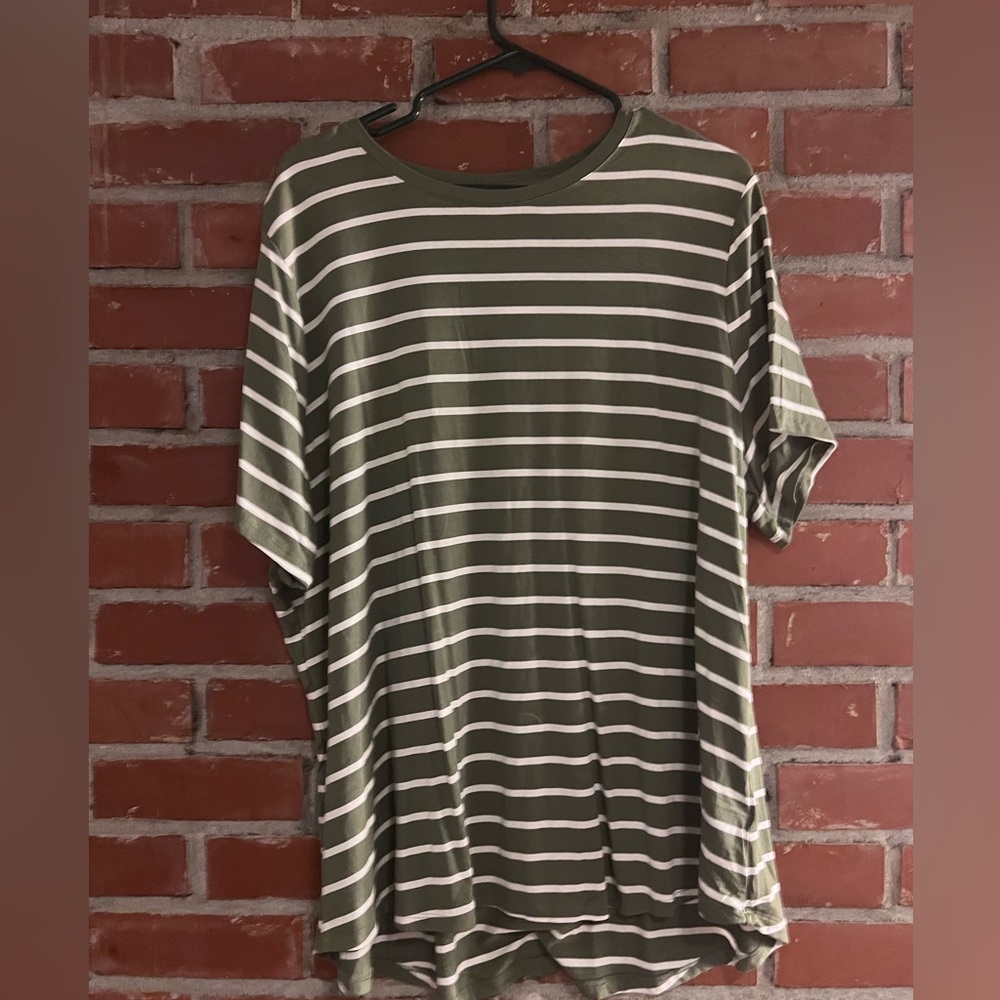 Green stripped tshirt. Never worn. Size XXL.